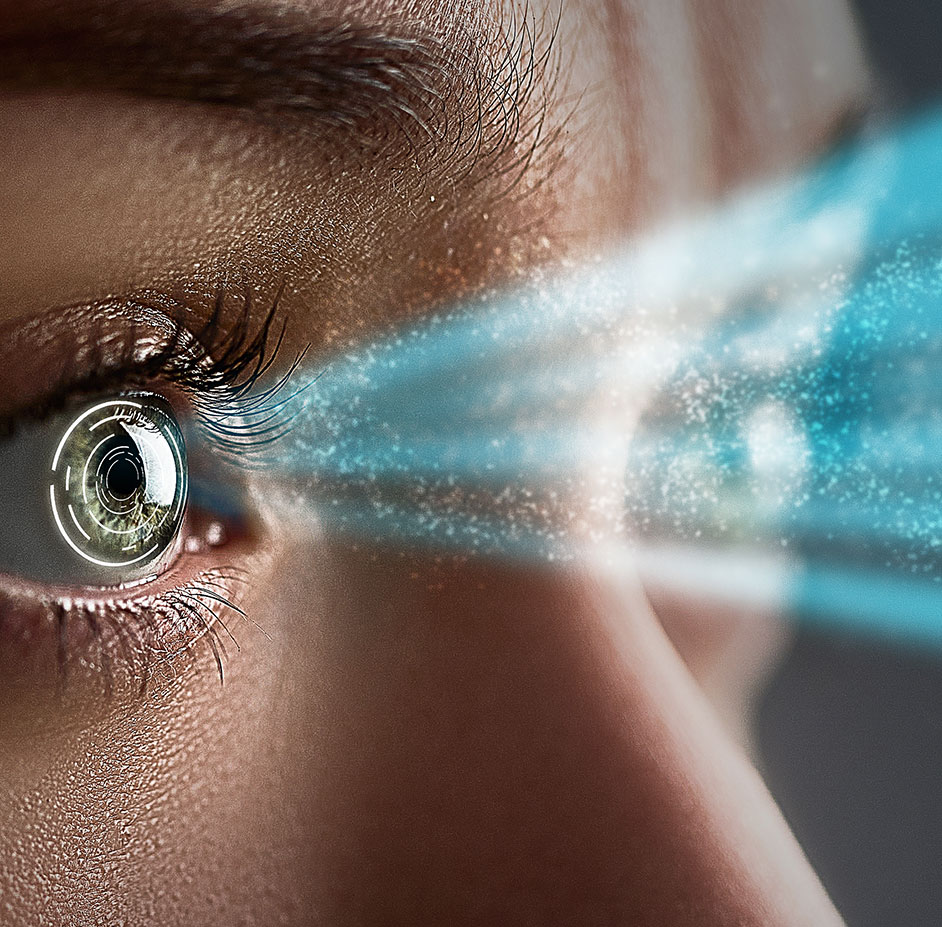 Occhio umano illuminato da fasci di luce digitale che rappresentano visione, tecnologia e innovazione.